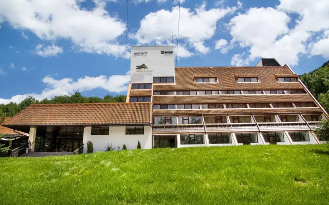 Everest Hotel вид на фасад