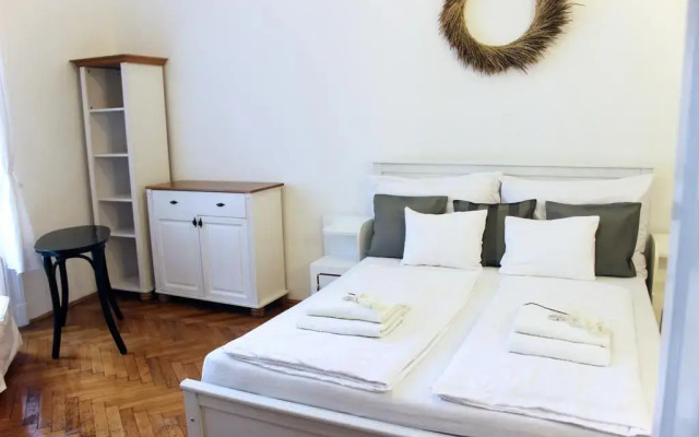 Апартаменты Romantic Downtown Apartments Будапешт комната для гостей