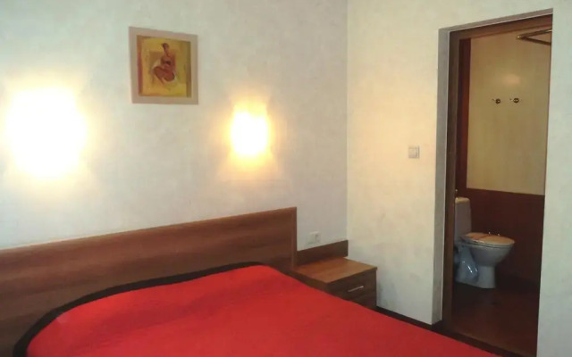 Hotel 007 комната для гостей