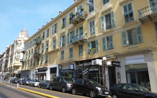 Отель Hôtel Wilson Ницца вид на фасад
