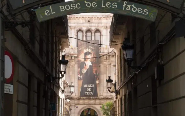 Hostel One Ramblas вид на фасад