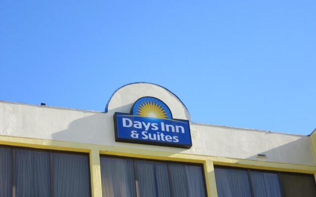 Days Inn Suites By Wyndham Se Columbia Ft Jackson - 