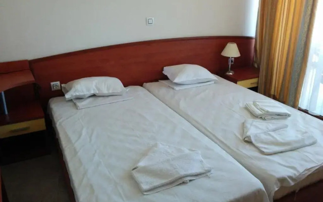 Апартаменты Apartments 523&726 Poseidon Солнечный берег комната для гостей