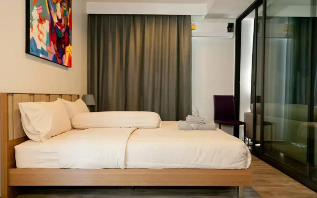 Отель The Deck Condo Patong комната для гостей
