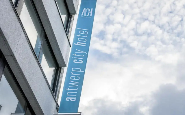 Отель PREMIER SUITES PLUS Antwerp вид на фасад