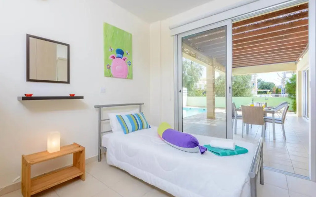 Отель Konnos Beach Villas комната для гостей