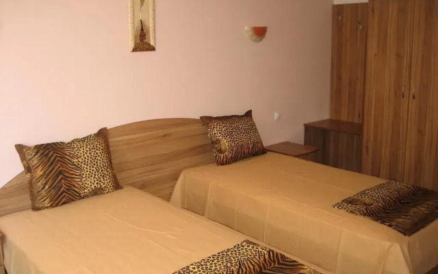 Отель Guest House Orchidea Болгария, Поморие - отзывы, цены и фото номеров - забронировать отель Guest House Orchidea онлайн комната для гостей