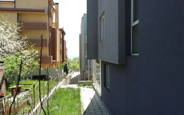 Отель New Purple Building Studios вид на фасад