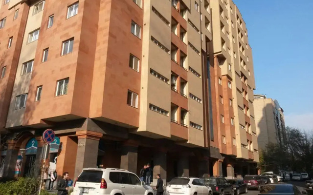 Апартаменты Apartments on Ekmalyan Street вид на фасад