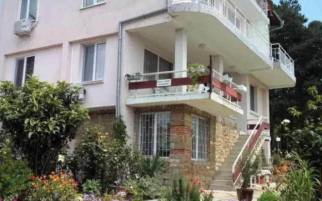 Отель Villa Rai Солнечный берег вид на фасад