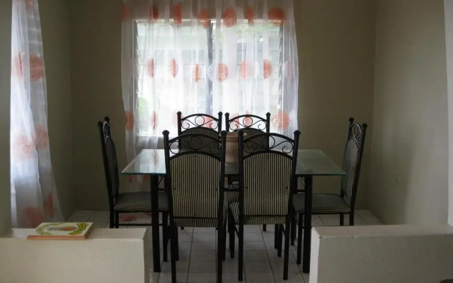 Отель Pineapple Hill Sea View Cottage Порт Антонио комната для гостей
