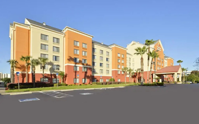 Отель Comfort Inn & Suites near Universal Orlando Resort вид на фасад