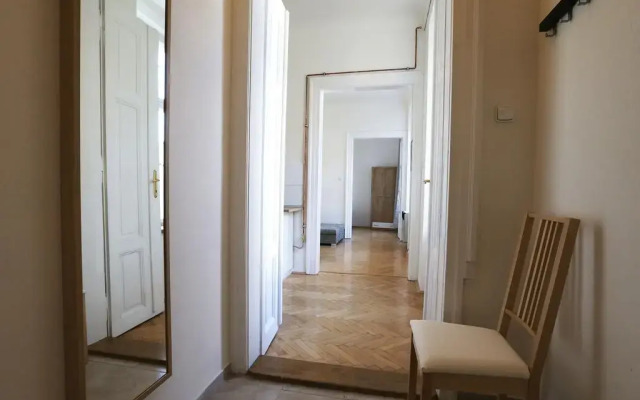 Апартаменты Greg Apartments Kampa Prague Прага комната для гостей
