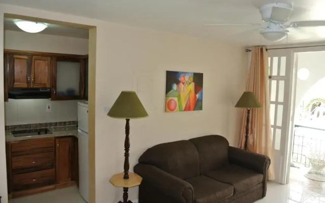 Отель Beach One Bedroom Suite 13 комната для гостей