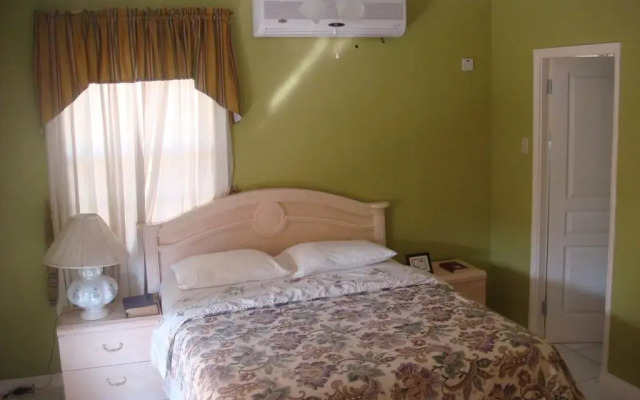 Апартаменты Jen 'N' Ive's Respite Apartment комната для гостей
