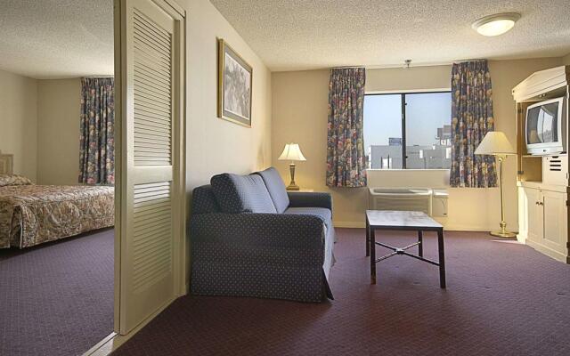 Ramada by Wyndham Los Angeles/Wilshire Center 2