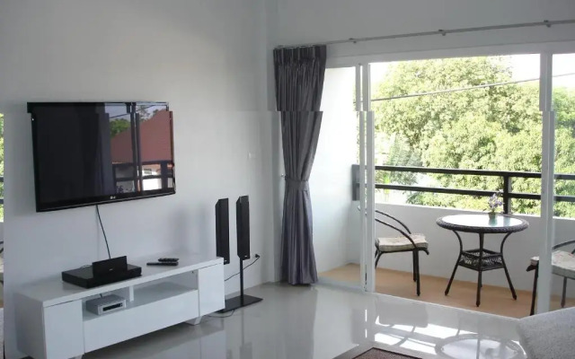 Апартаменты Naiharn Beach Road Apartment комната для гостей