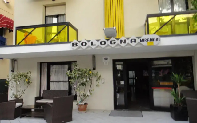Hotel Bologna Римини вид на фасад