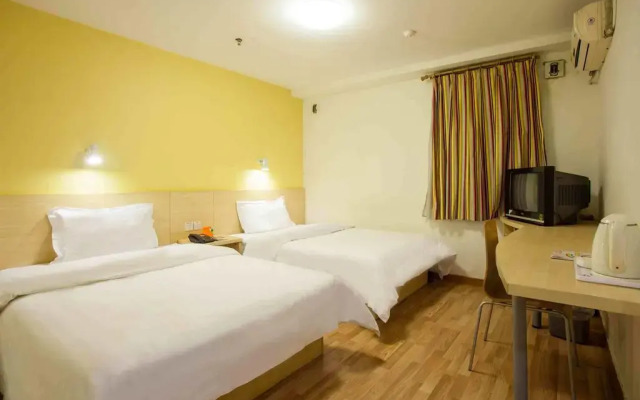 Отель 7 Days Inn комната для гостей