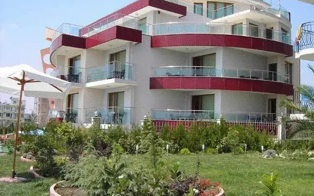 Petrov Family Hotel вид на фасад