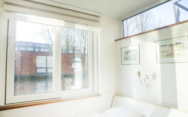 Апартаменты Private studio on houseboat in the centre! комната для гостей