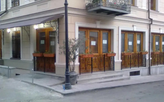 Апартаменты Apartment with Balcony on Metekhi Street вид на фасад