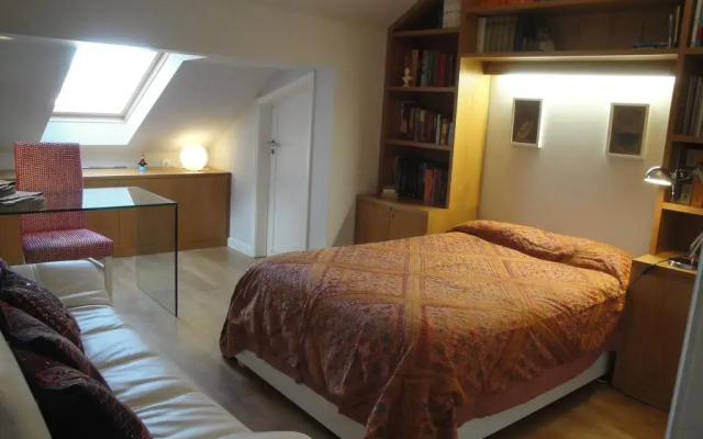 Отель Charming Penthouse with Private Terrace Лиссабон комната для гостей