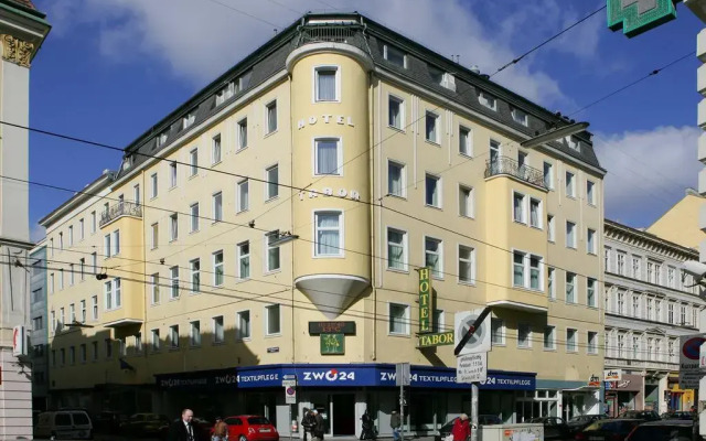 City Hotel Tabor вид на фасад
