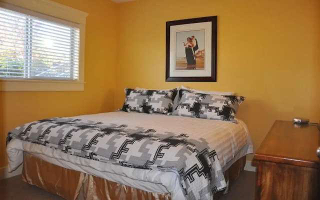 Lakeview Suites Vacation Rentals In Black Mountain Canada From