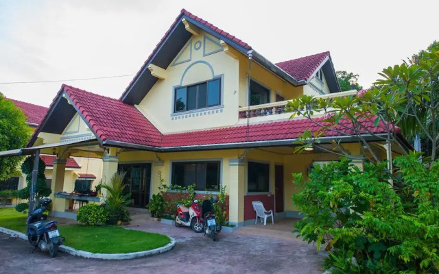 Отель Yellow Villa With Pool In Rawai вид на фасад