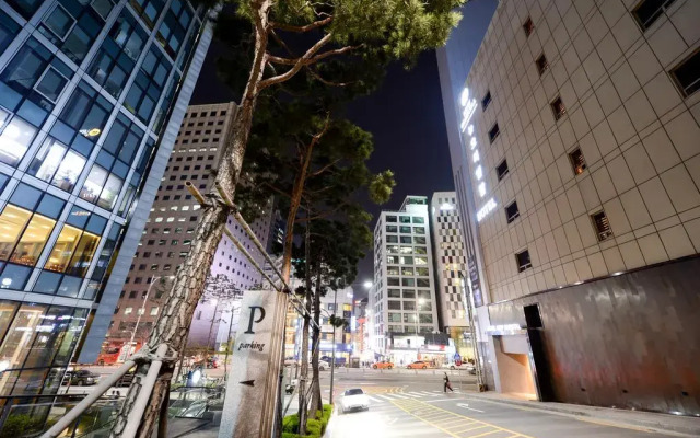 Hotel New Oriental Myeongdong вид на фасад