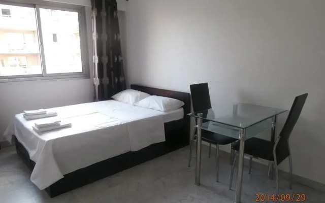 Апартаменты Studio Apartment Californie комната для гостей