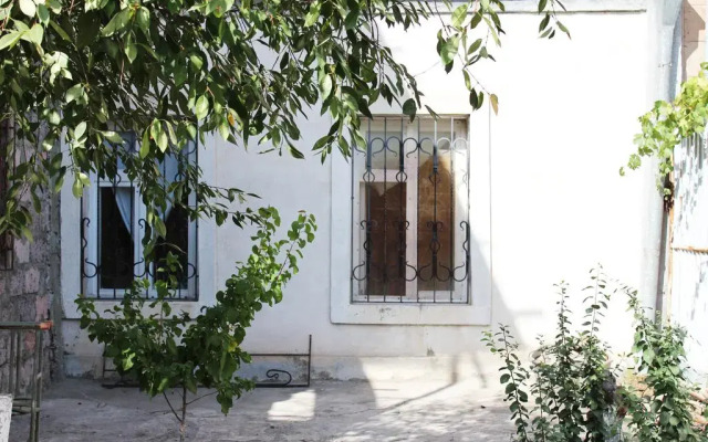 Отель Family Garden Guest House вид на фасад