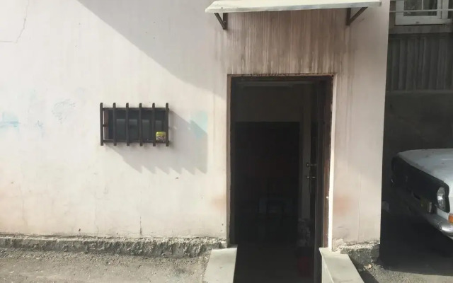 Отель Bunker Downtown Yerevan вид на фасад