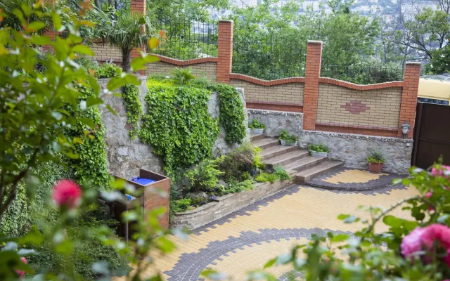 Гостевой дом Floral Courtyard