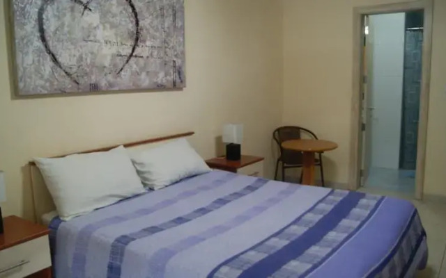 Апартаменты Mellieha Centre Apartments комната для гостей