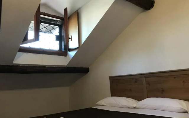 Апартаменты Charming Apartment The Castle комната для гостей