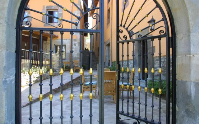 Отель Apartamentos Villa de Potes вид на фасад