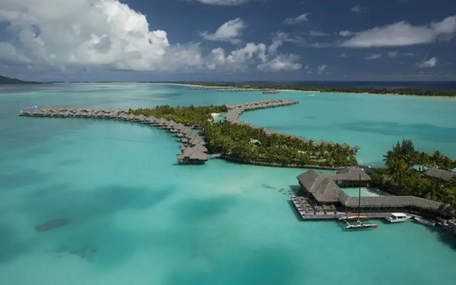 Отель The St Regis Bora Bora Resort пляж