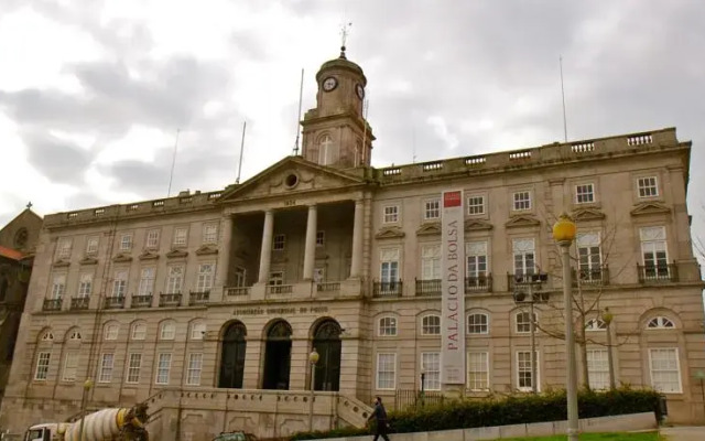 Апартаменты Low Cost Tourist Apartments - Palácio da Bolsa вид на фасад
