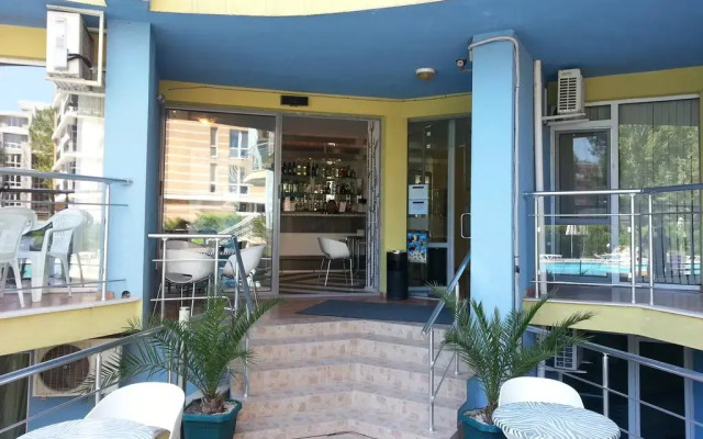Апартаменты Marack Apartments Солнечный берег гостиничный бар