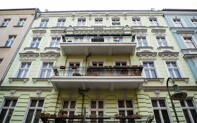Апартаменты Sunny Boutique Studio Apartment вид на фасад
