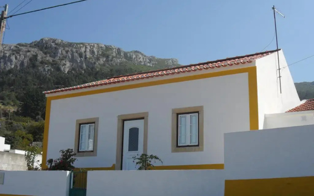 Отель Casa Do Avô In Montejunto вид на фасад