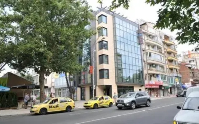 Hotel Burgas Free University вид на фасад