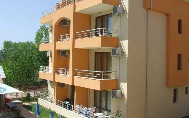 Апартаменты Sunny Village Apartment Солнечный берег вид на фасад
