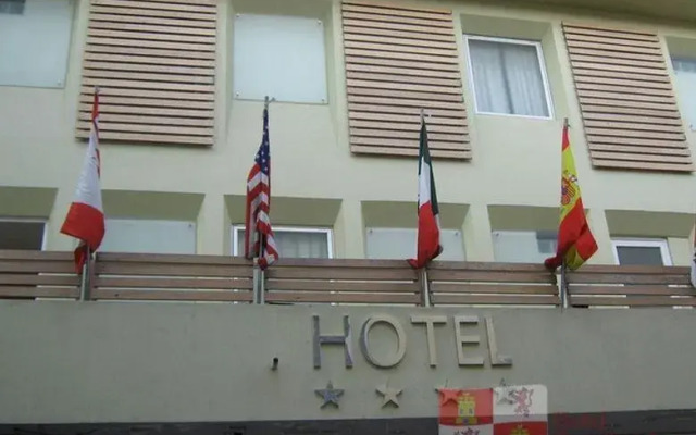 Hotel Castilla y Leon парковка