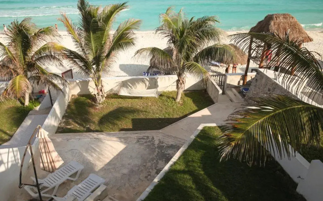 Отель Beachfront Villa пляж