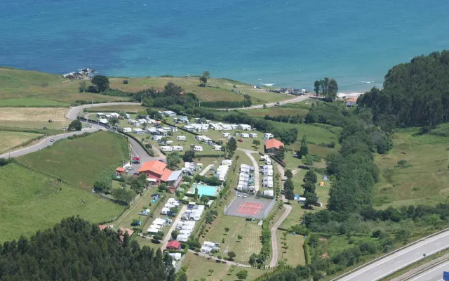 Отель Camping Arenal de Moris Испания, Онис - отзывы, цены и фото номеров - забронировать отель Camping Arenal de Moris онлайн пляж