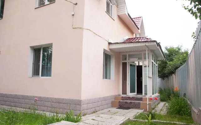 Almaty Backpackers Hostel вид на фасад