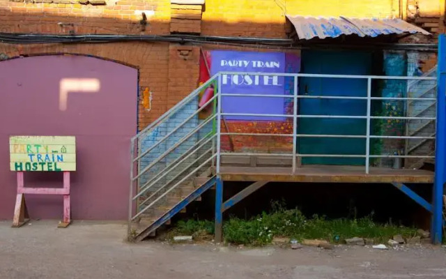 Party Train Hostel вид на фасад